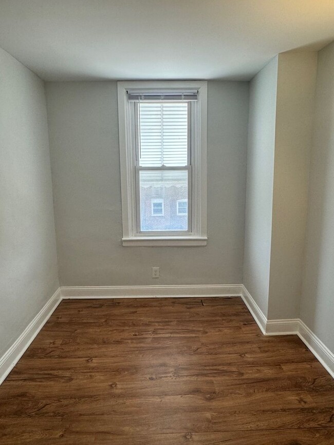 Building Photo - Covered Front Porch - Elmwood Park