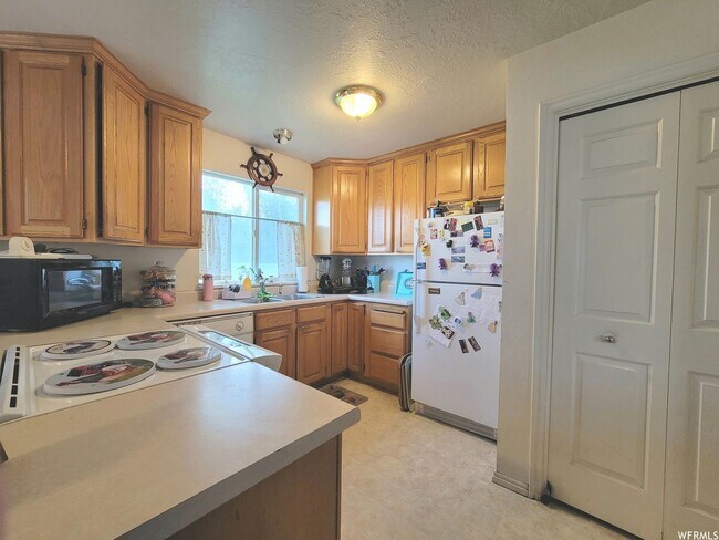 Foto del edificio - Updated 3 Bed Townhome w/ Finished Basement – American Fork