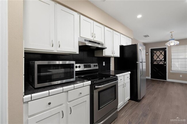 Building Photo - 11 Cardinal Ave