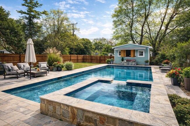 Foto del edificio - Rare Rental with Private Pool in the Heart of Charlotte