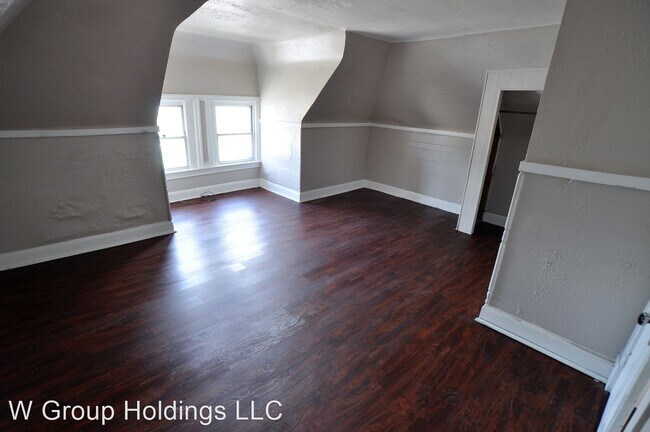 Building Photo - 3 br, 1.5 bath House - 1101 6th Ave 2nd FL