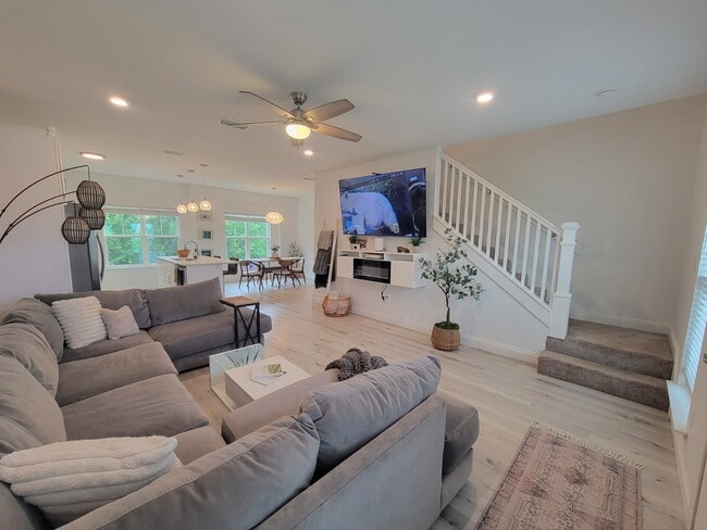 Foto del edificio - 652 Helen Ave