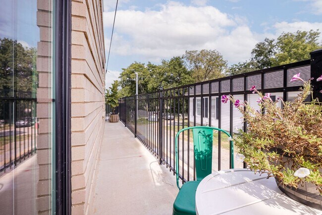 Building Photo - Corner Residence with patio