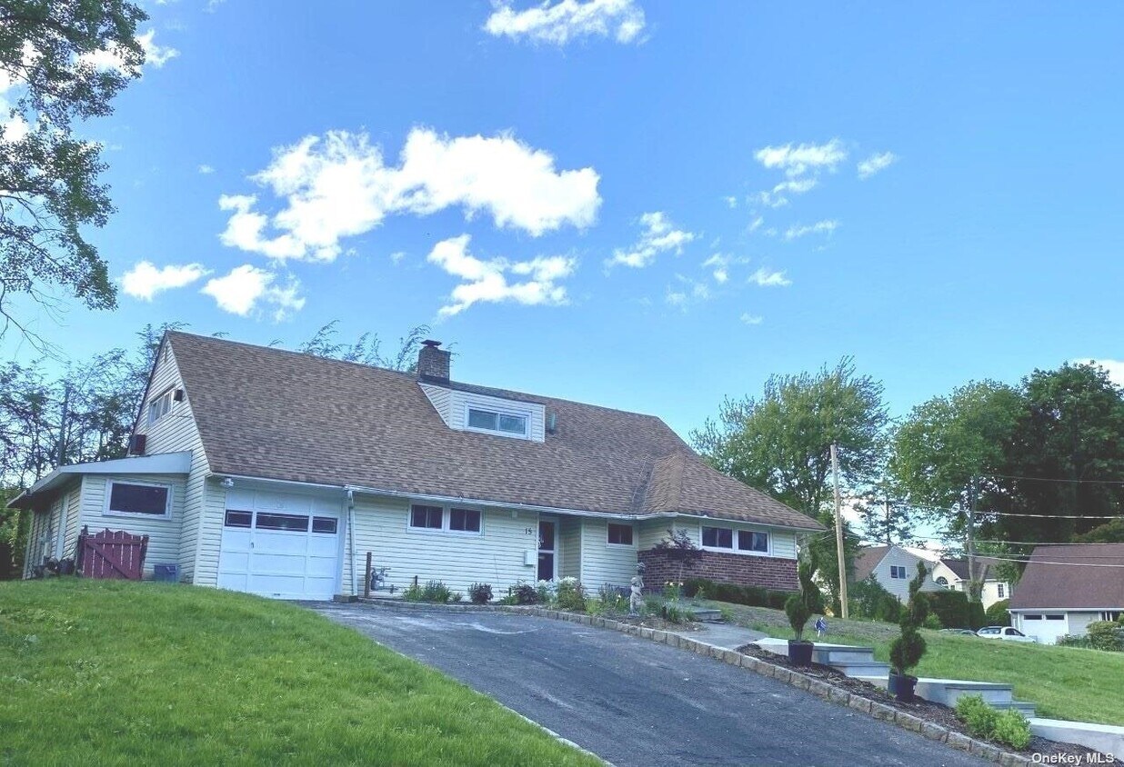 15 Ridge Dr E, Roslyn, NY 11576 House Rental in Roslyn, NY