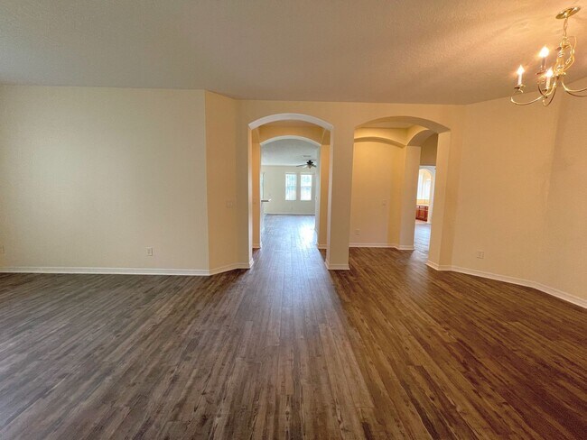 Building Photo - Spacious 4-Bedroom Home in a Sought-After ...
