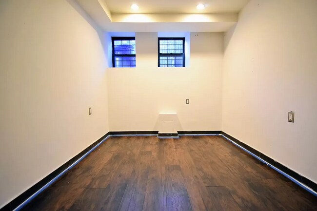 Building Photo - 20-17 Menahan St