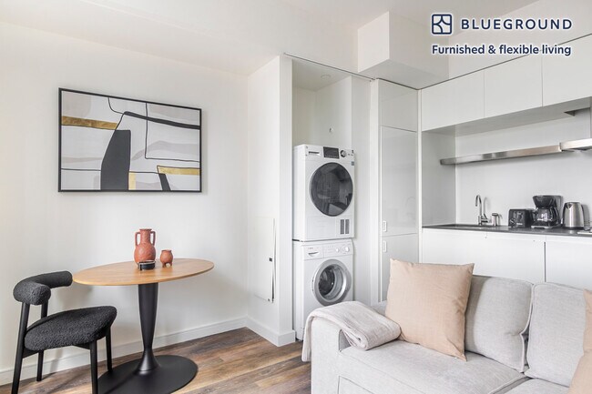 Foto del edificio - 70 W 45th St