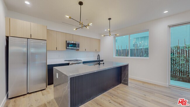 Foto del edificio - 839 N McCadden Pl
