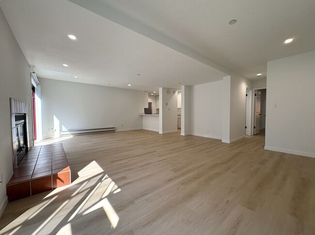 Building Photo - Newly Renovated 2BR/2BA First-Floor Condo ...