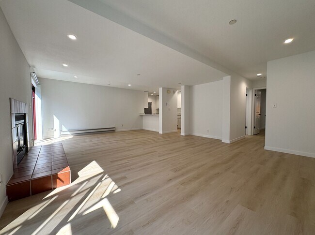 Foto del edificio - Newly Renovated 2BR/2BA First-Floor Condo ...