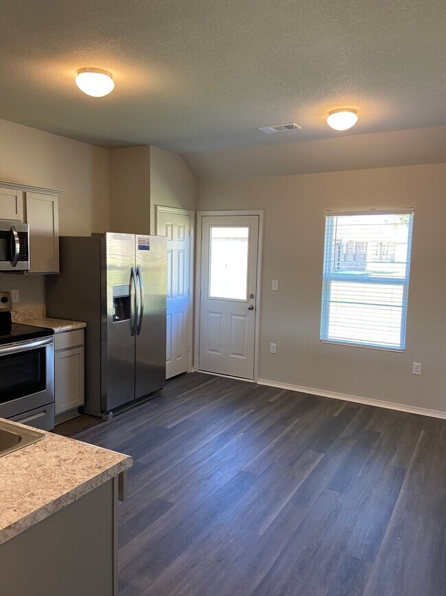 Building Photo - Three Bedroom | Two Bath Home in Fairview ...