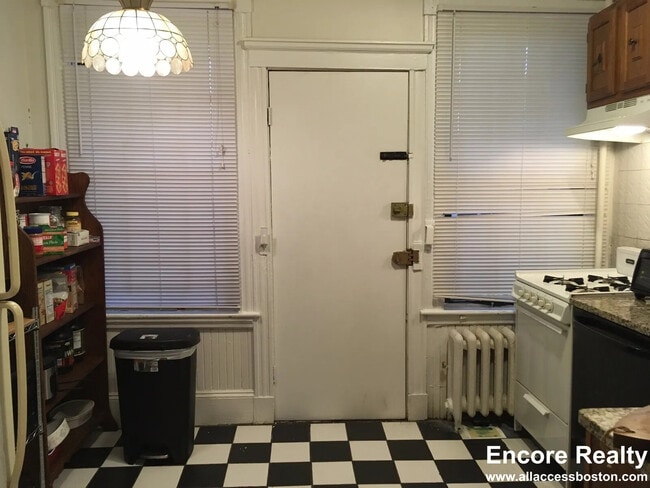 Building Photo - 47 Gordon St