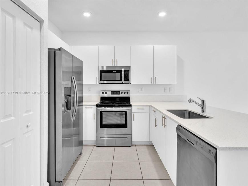 Foto principal - 4 bedroom in Miami Gardens FL 33169