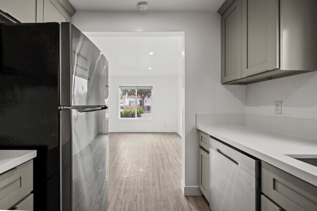 UNIDAD 1UNIDAD 1 - ya disponible - 1101 N. Flower St.