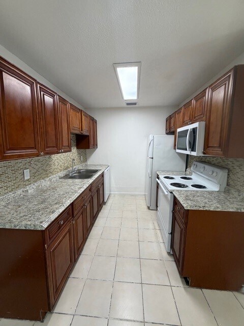 Foto del edificio - 500 NW 8th Ct