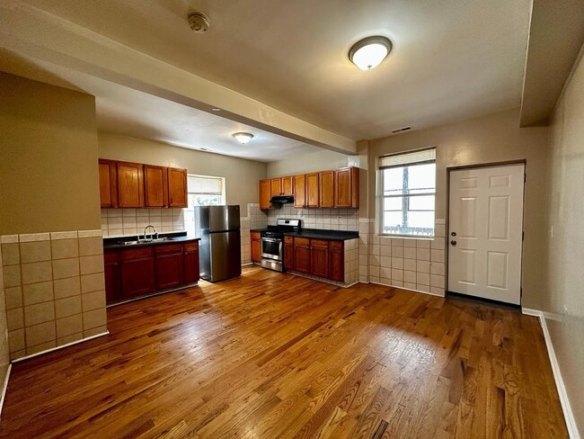 Building Photo - 1528 N Avers Ave