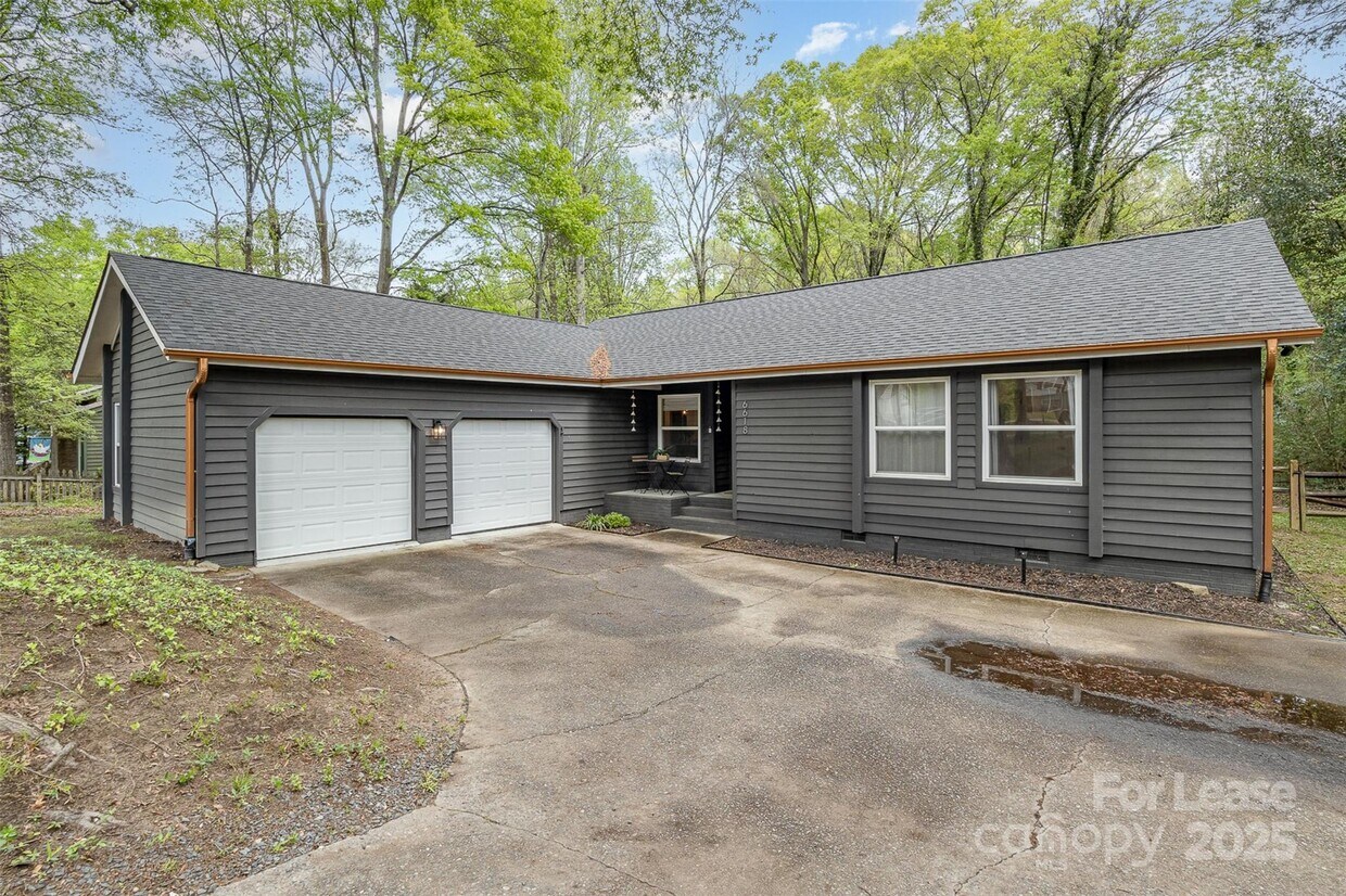 Primary Photo - 6618 Lakeside Dr