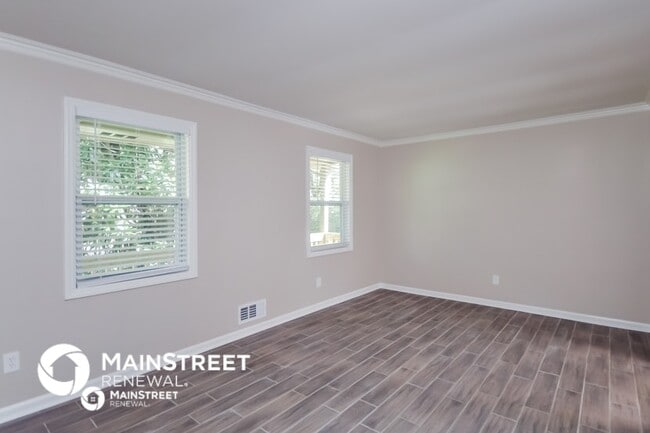 Building Photo - 3000 Lakeridge Dr SE
