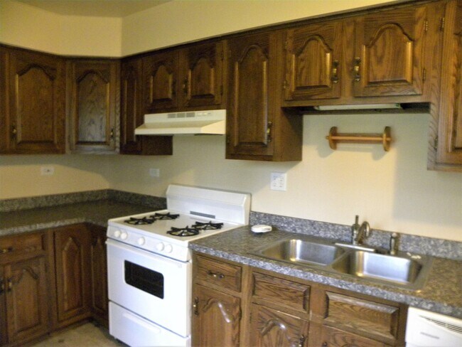 Building Photo - 73 Hickory Dr