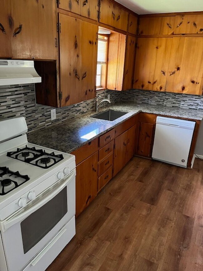 Building Photo - 1302 w 13th street 2 bed 1 bath - $900/mo.