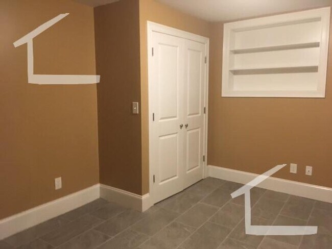 Building Photo - Recently Renovated Unit Right Off The T w/...