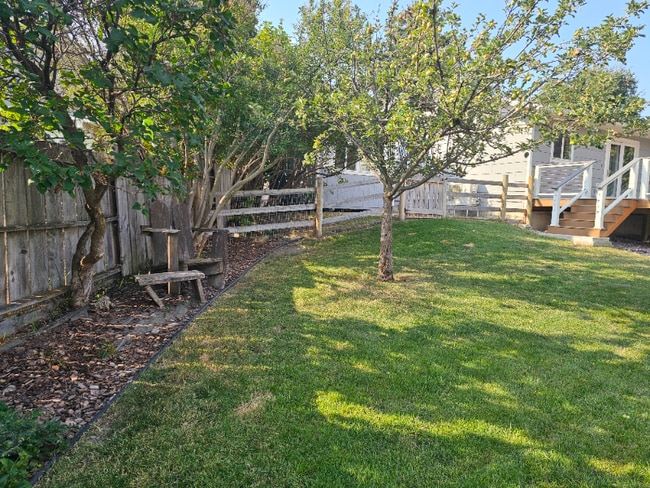 Building Photo - 208 Island View Dr