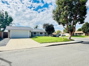 Building Photo - 2912 E Brookside Ct