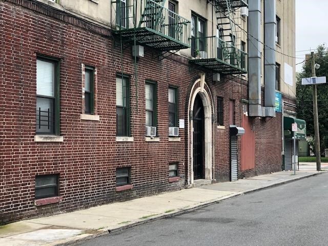 Primary Photo - 35 Rock St