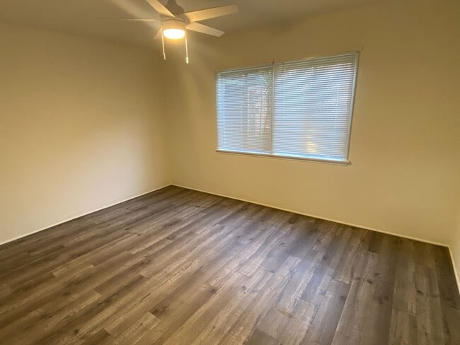 Foto del edificio - 5650-5652 Rocket St