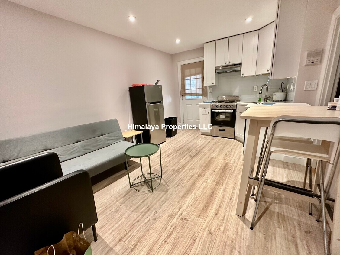 Foto principal - 122 D St