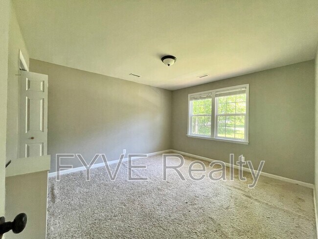 Foto del edificio - 26 Breezy Hill Dr