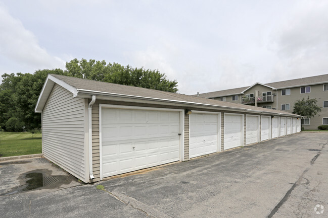 Estacionamiento en garaje - Fox Valley Meadows Apartments