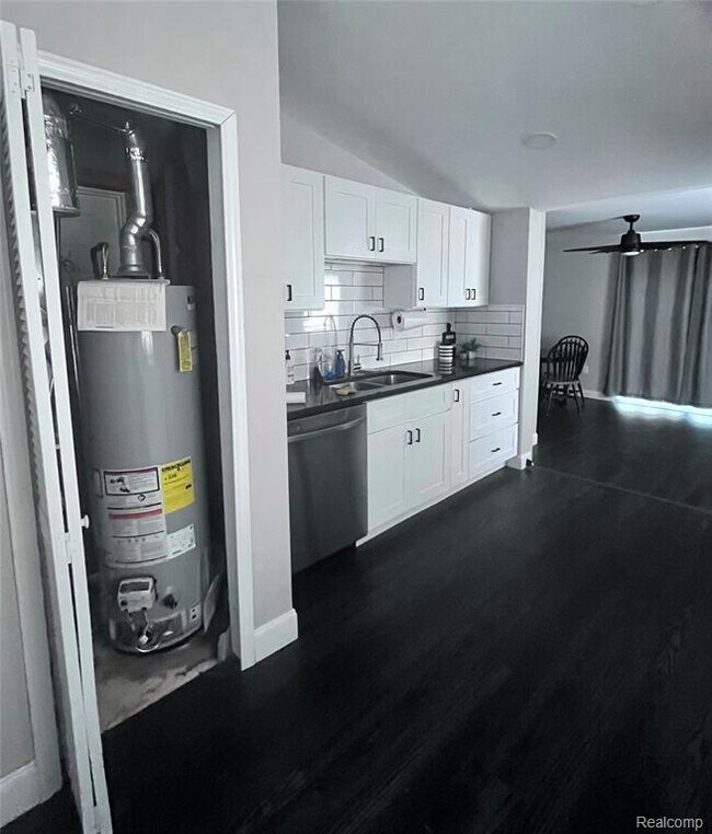 Building Photo - 3066 Greenlawn Ave