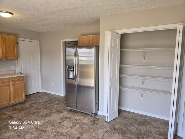 Foto del edificio - 3 Bedroom, 2 bath house with a bonus room and one car garage.