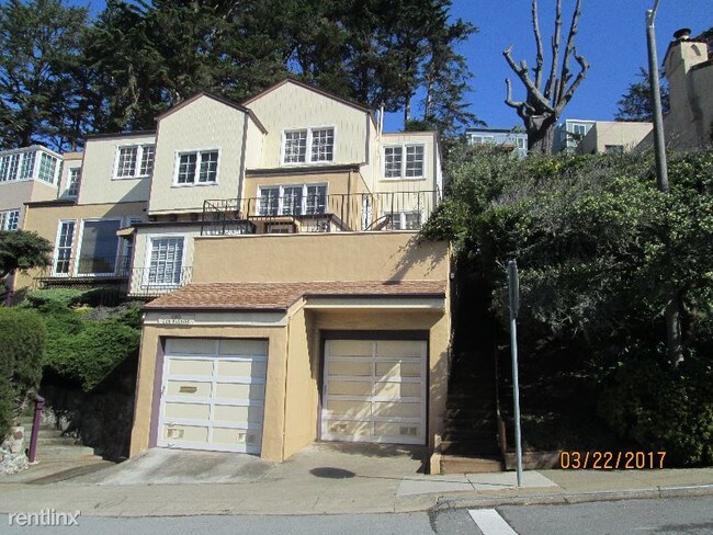 Building Photo - 600 Los Palmos Dr