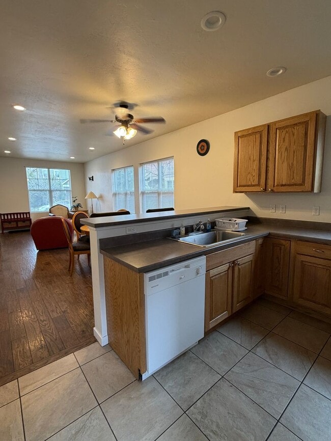 Building Photo - Furnished 4 Bedroom Townhome in Downtown Carbondale – 6 Month Renta