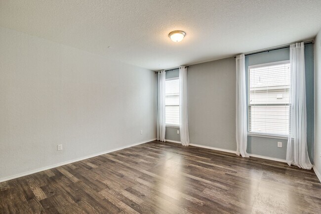 Building Photo - 3 Bedroom/2 Bath Falcon Landing Subdivision