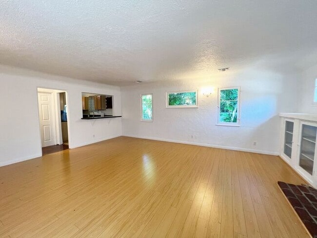 Building Photo - 2 bed 1 bath + Bonus Room