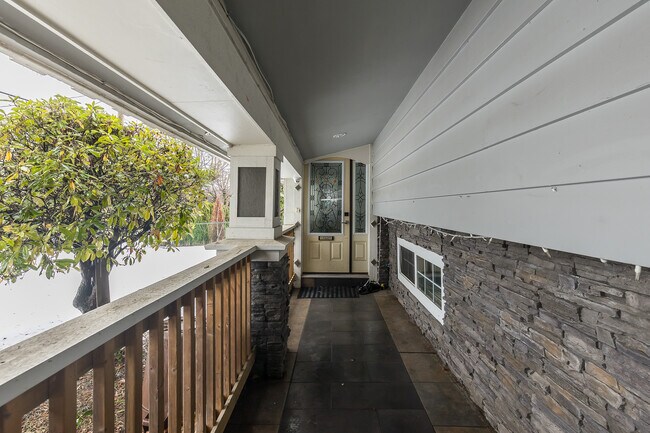 Photo du bâtiment - 4 bedroom upper for rent