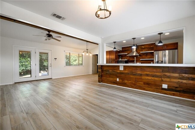 Building Photo - 625 Creek Dr