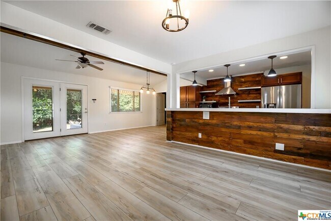 Foto del edificio - 625 Creek Dr