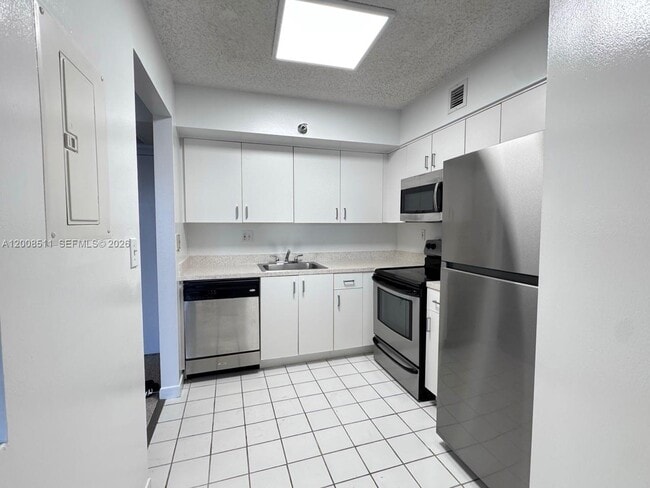 Foto del edificio - 3300 NE 191st St