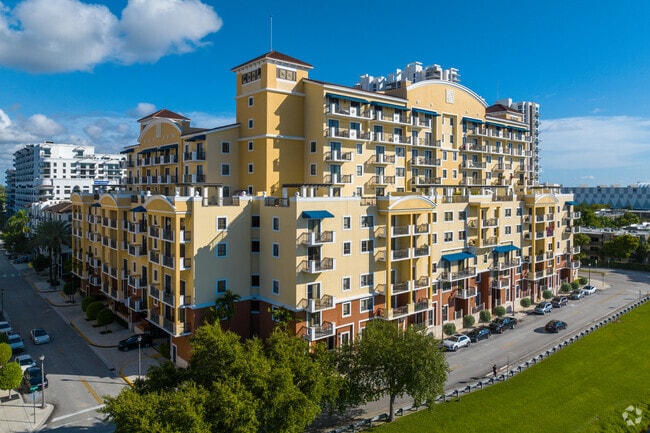 Building Photo - Colonnade at Dadeland