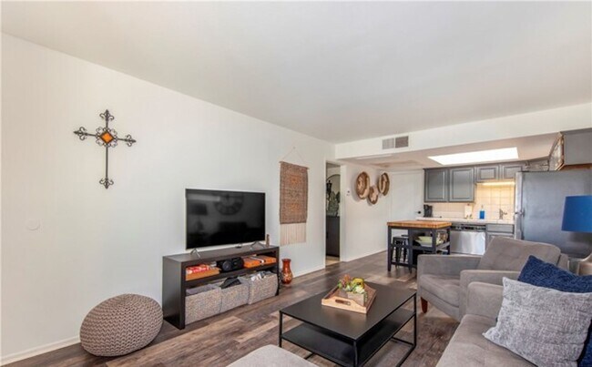 Building Photo - CLEAN & QUIET 2 BED 1 BATH CONDO