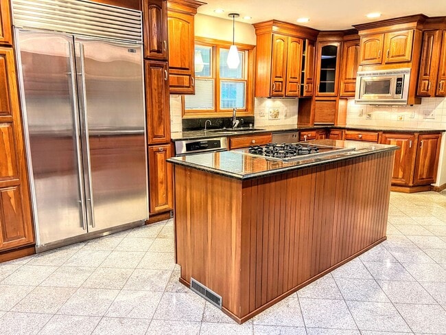 Building Photo - Luxurious 4 Bedroom Refuge In the Serene W...