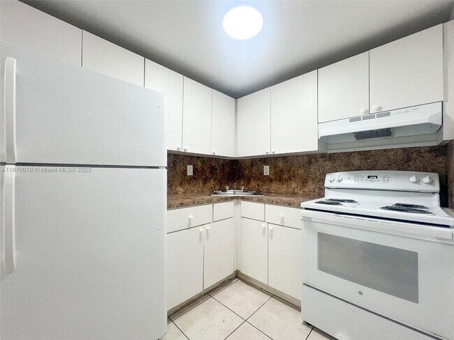 Foto del edificio - 606 W 81st St