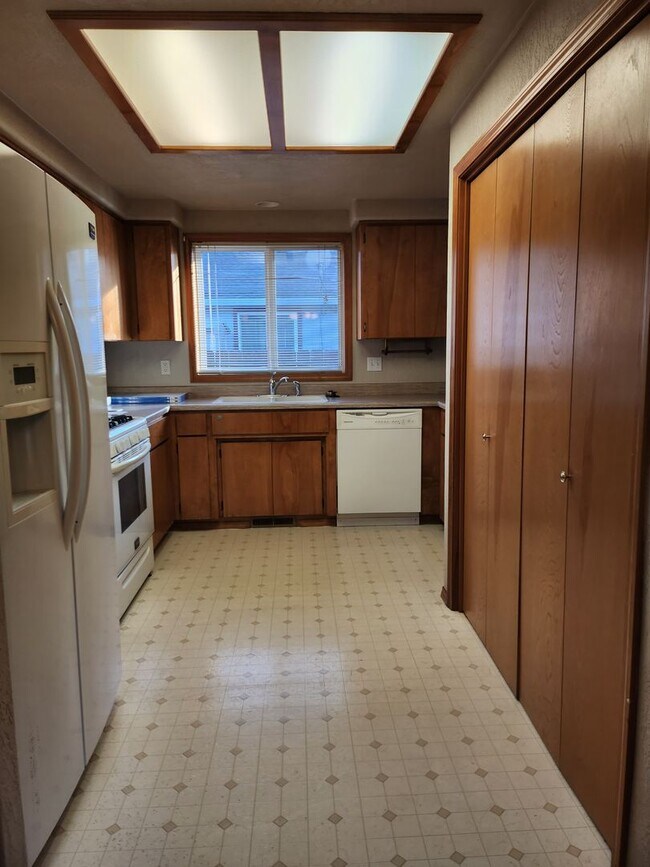 Building Photo - Nice 3 bedroom, 2 bath home in Central Point!