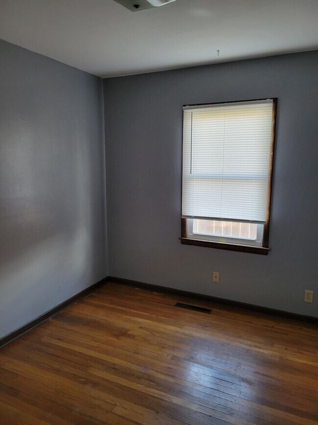 Building Photo - 3 bedroom 1 bath