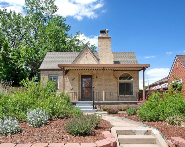 Building Photo - Storybook Sloan Lake home with outdoor paradise