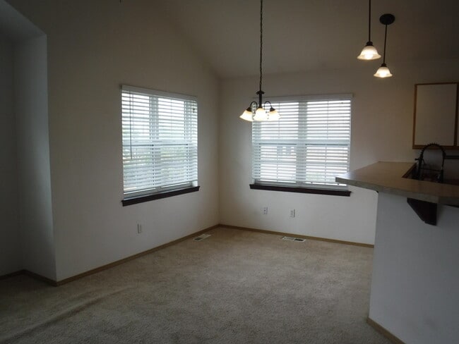 Building Photo - Townhouse with a private yard
